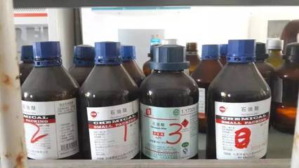 實(shí)驗(yàn)室里的魅力導(dǎo)師 當(dāng)外國帥哥趣味演繹乙酸乙酯安全須知